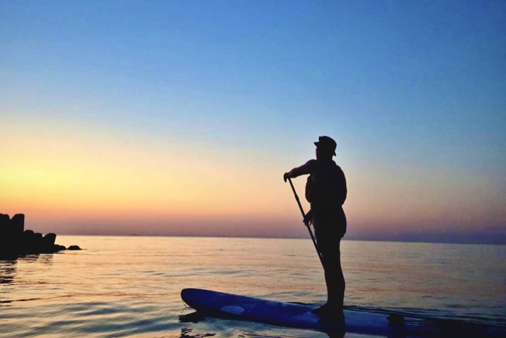 夕方の海でのSUP